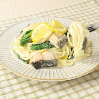 鮭と小松菜の塩レモンクリームパスタ