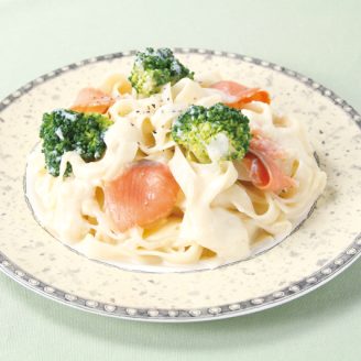 ブロッコリーとスモークサーモンのクリームパスタ