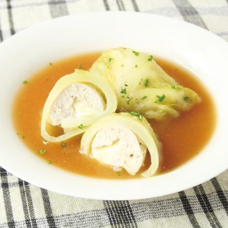 鶏ムネ肉とチーズのロールキャベツ