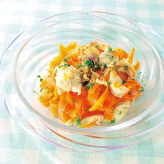 蒸し鶏とひらひらにんじんのマリネ