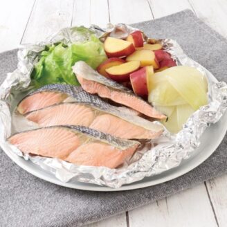 秋鮭とサツマイモのホイル蒸し