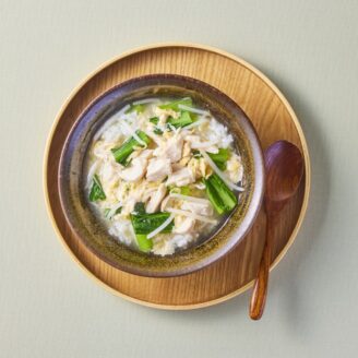 サラダチキンと小松菜の卵スープごはん